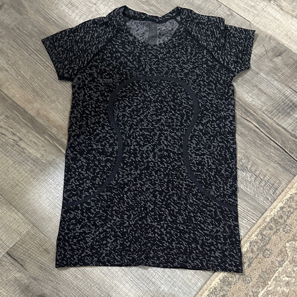 lululemon athletica Black and Gray Patterned Short Sleeve Top